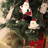 Árbol de Navidad decorado con muñecos de Papá Noel