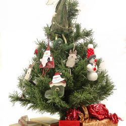 Árbol de Navidad decorado con muñecos de temática navideña
