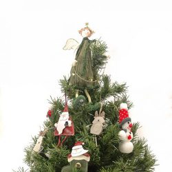 Árbol de Navidad decorado con muñecos de temática navideña