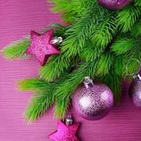 Árbol de Navidad con decoración en color morado