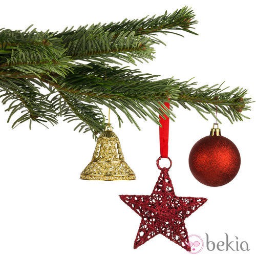 Árbol de Navidad con figuras en color rojo y dorado