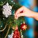 Árbol de Navidad decorado con figuras de árboles de Navidad