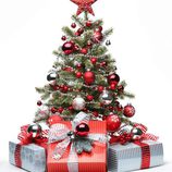 Árbol de Navidad decorado con adornos blancos y rojos
